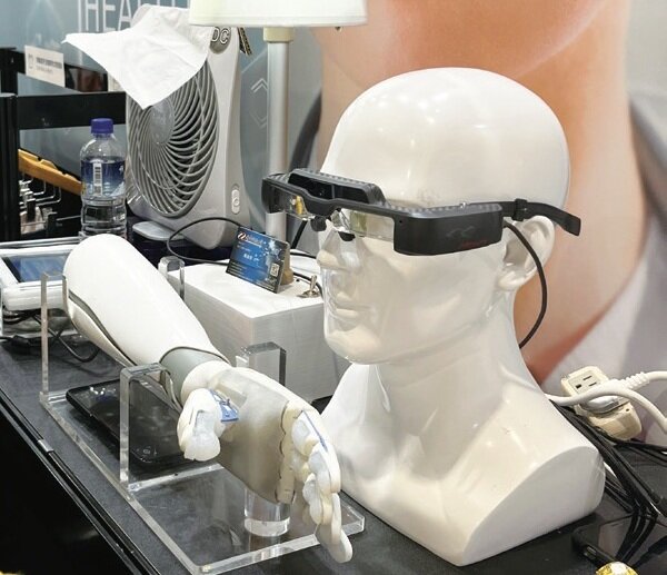 南臺科大研發「AR 智慧眼鏡之輔助義肢」獲選 2022 未來科技獎，將持續深耕。(攝影/歐芯萌)