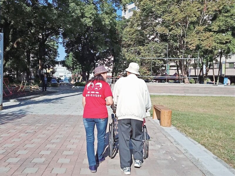 從新人、培育到管理階層完整制度打造堅實團隊，游麗裡期待落實「走動式服務」理想願景。（圖片提供／老五老基金會)