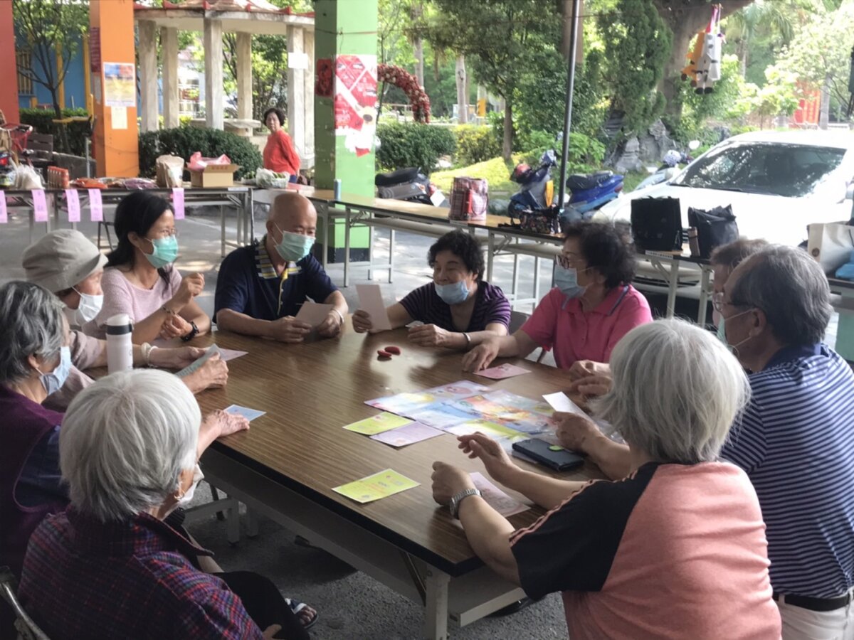 長輩透過桌遊反思身後事的規劃。(攝影/歐芯萌)