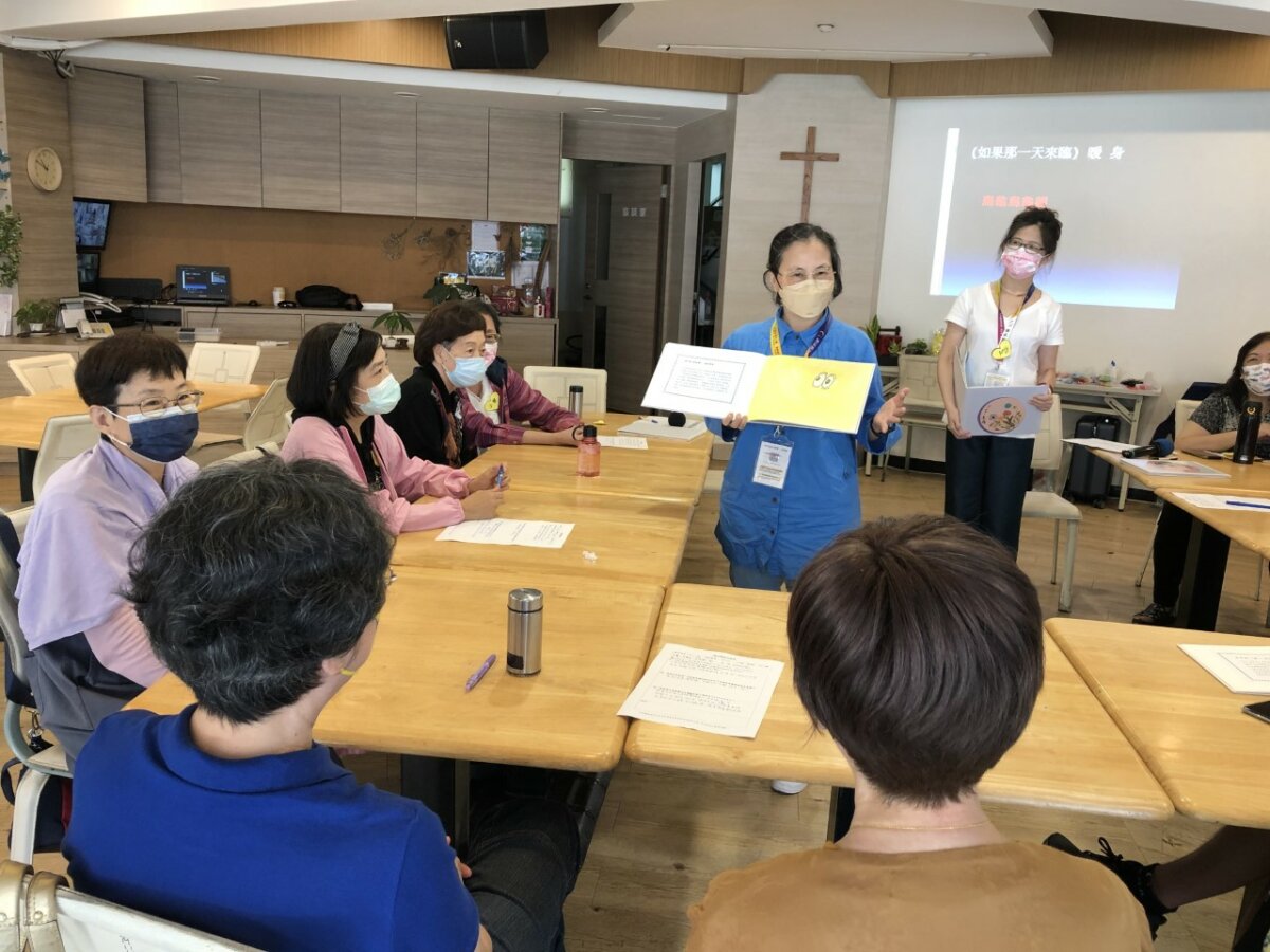 「傳承藝術─豐盛生命系列」藝術輔療課程，由傳承藝術帶領者「小牛老師」牛湄湄跟楊蕙蘭，帶著學員玩遊戲回顧一生。(圖片來源/新活藝術)