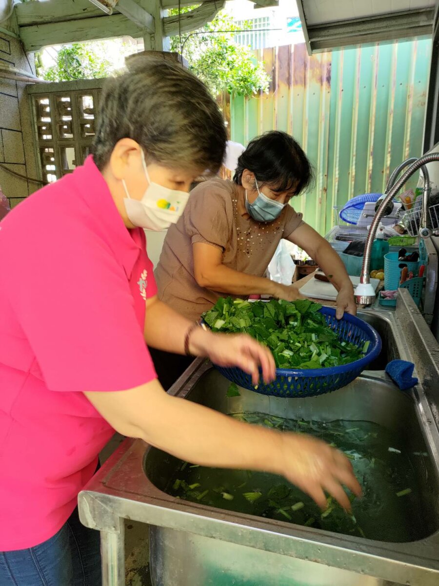 由社區長者和身心障礙者，從廚師到助手都是退休一族，2022年開辦的「厚福花甲食堂」，用餐人數從20人開始增加至今近80位。(圖片來源/林玉琴)