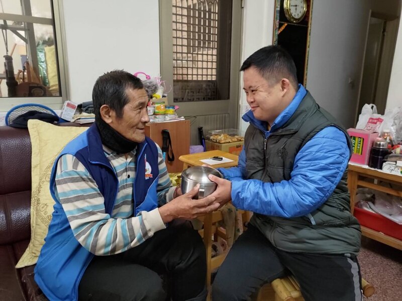 憨兒好幫手翔翔臉上總帶著真誠的笑容，是社區互助的最佳實踐，主動幫忙搬重物還會幫忙送餐。(圖片來源/林玉琴)