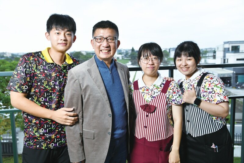 家人是職念一最大的支柱及動力，3名兒女現在都在頤養家幫忙，機構的植栽由職媽媽親手栽種。（攝影／劉國泰）
