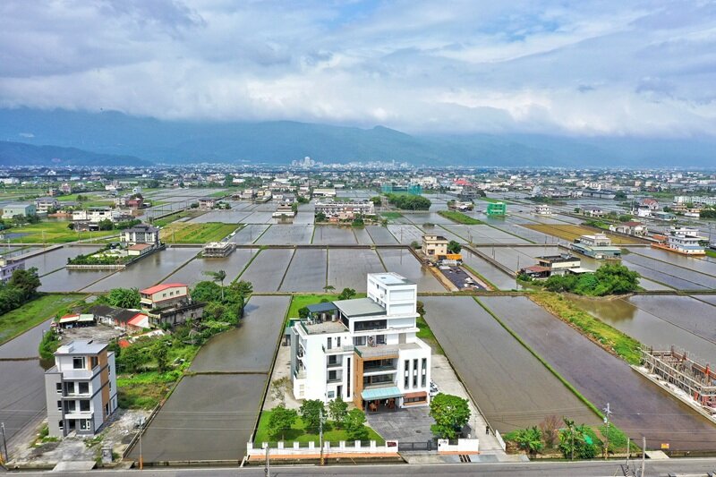 蘭陽平原的田間座落著一家創新獨特的頤養家長照社團法人附設「嗣大人」住宿長照機構，這是全台首家取得核可的住宿式長照社團法人機構。（攝影／劉國泰）