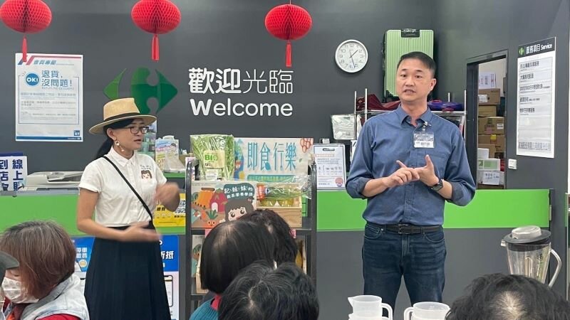 惠生大藥局與林記蔬果汁合作，帶領長輩到家樂福打果汁，圖為家樂福店長做活動開場。（圖片來源/廖昱喬）