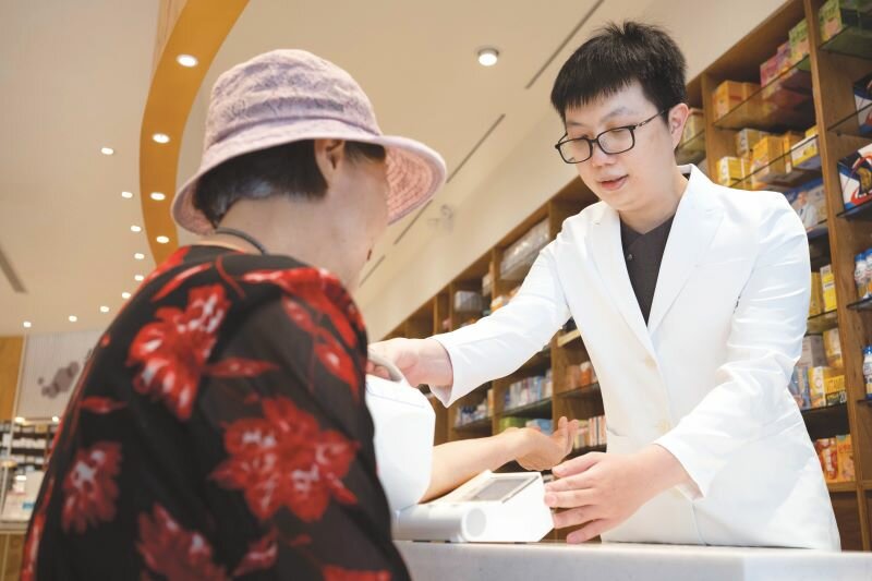 藥局可以成為社區的健康支援中心，圖為惠生大藥局藥師位長輩提供身體量測服務。（圖片來源/廖昱喬）