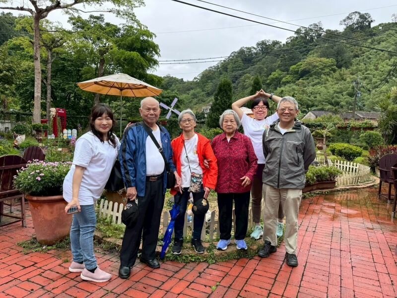 「歡喜漫遊」在充足人力的陪伴下，即便行動不便的長者，也能安心、有尊嚴地走入山水，與老朋友們共同創造珍貴回憶 。（圖片來源／侯勝宗）