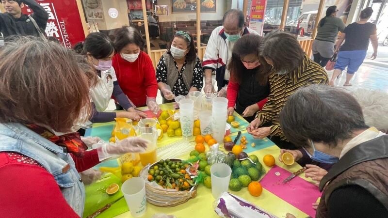 長輩在活動中除了打果汁，還要會捏捏看橘子有沒有壞掉、認識醜蔬果的營養價值，並學習比例調配控制甜度。（圖片來源/廖昱喬）