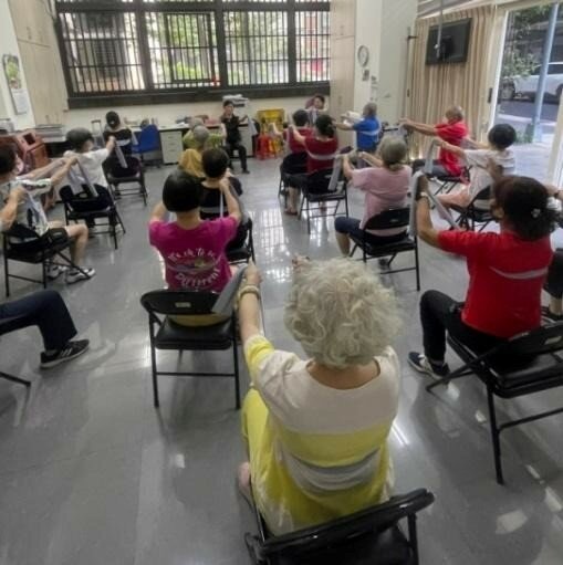 臺北市政府衛生局與社團法人臺灣長期照顧物理治療學會開發出「肌不可失」預防及延緩失能課程，透過彈力帶運動訓練。(圖片來源/蘇信昌)
