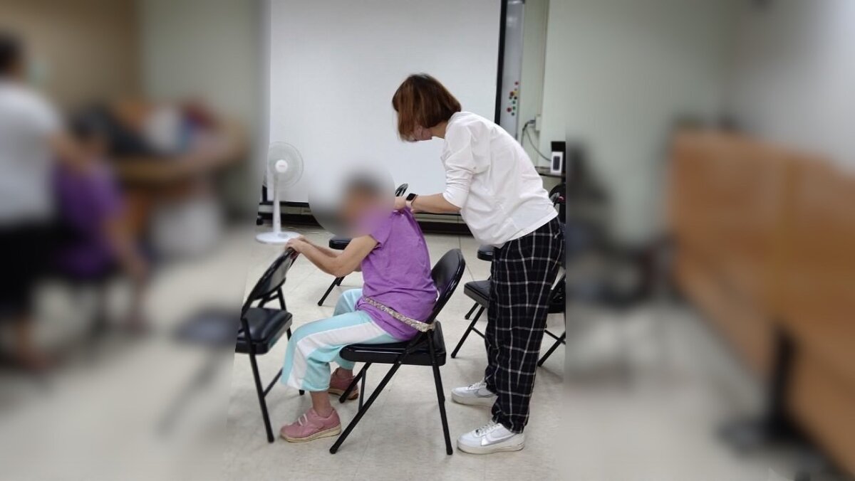 藉由音樂創造輕鬆愉悅的照顧氛圍，肢體伸展和音樂律動，放鬆緊繃的肌肉暫時卸下照顧的重擔。(圖片來源/賴香芸)