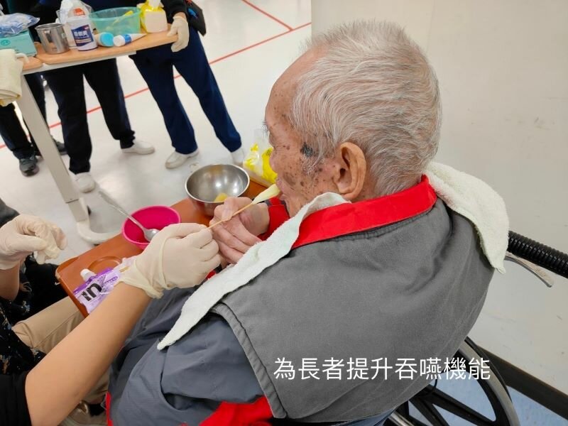 語言治療師守護長者進食與吞嚥的尊嚴，竭盡所能、不輕易放棄由口進食的希望。(圖片來源/王雪珮)