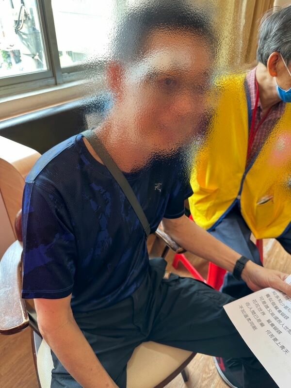 罹患罕見疾病-庫賈氏症的大哥對聲音十分敏感，團隊需要更有智慧才能在不損及自尊下提供協助。(圖片來源/賴香芸)