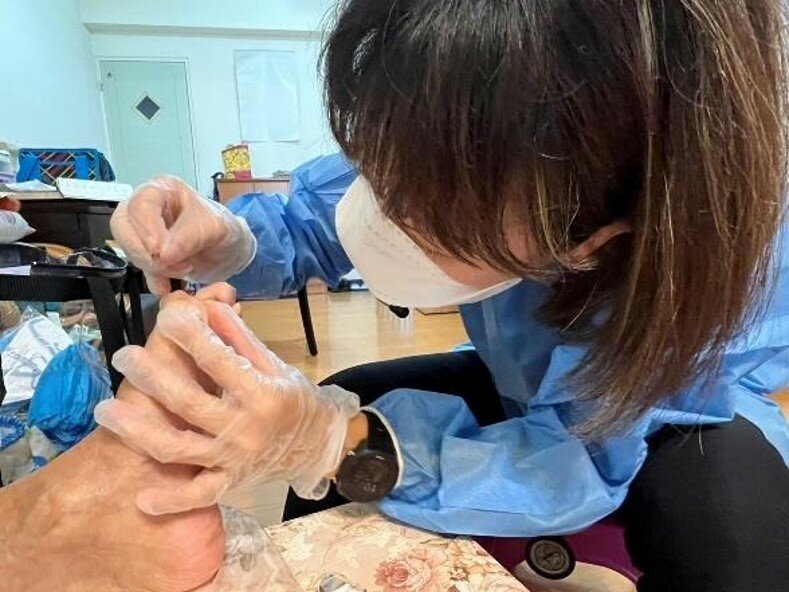 參與居家醫療整合計畫，將複雜的照護原則融入日常，促進案家出院後的穩定，積極復能樂活於社區。(圖片來源/陳麗絹)