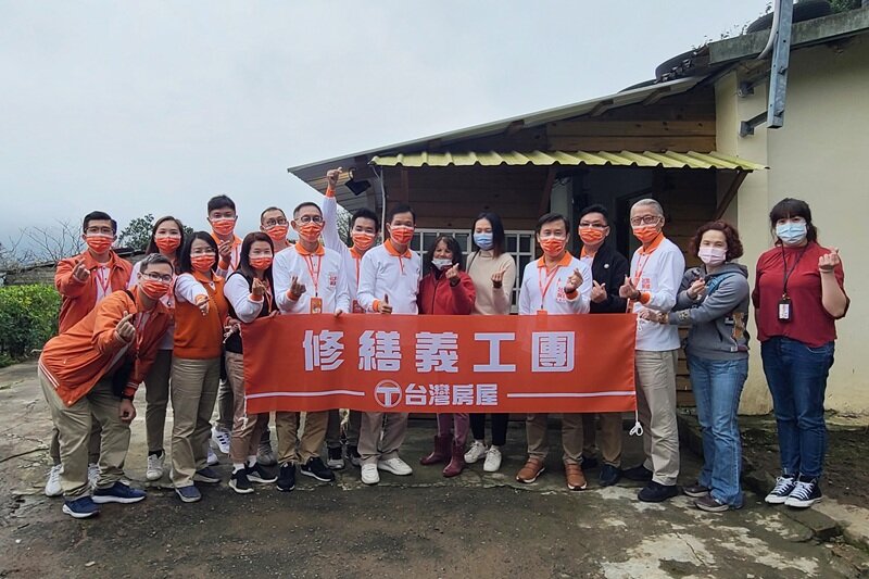台灣房屋特成立「修繕房屋行善團」，為政府社會局通報的弱勢家庭免費修繕房屋 （圖片來源／台灣房屋）