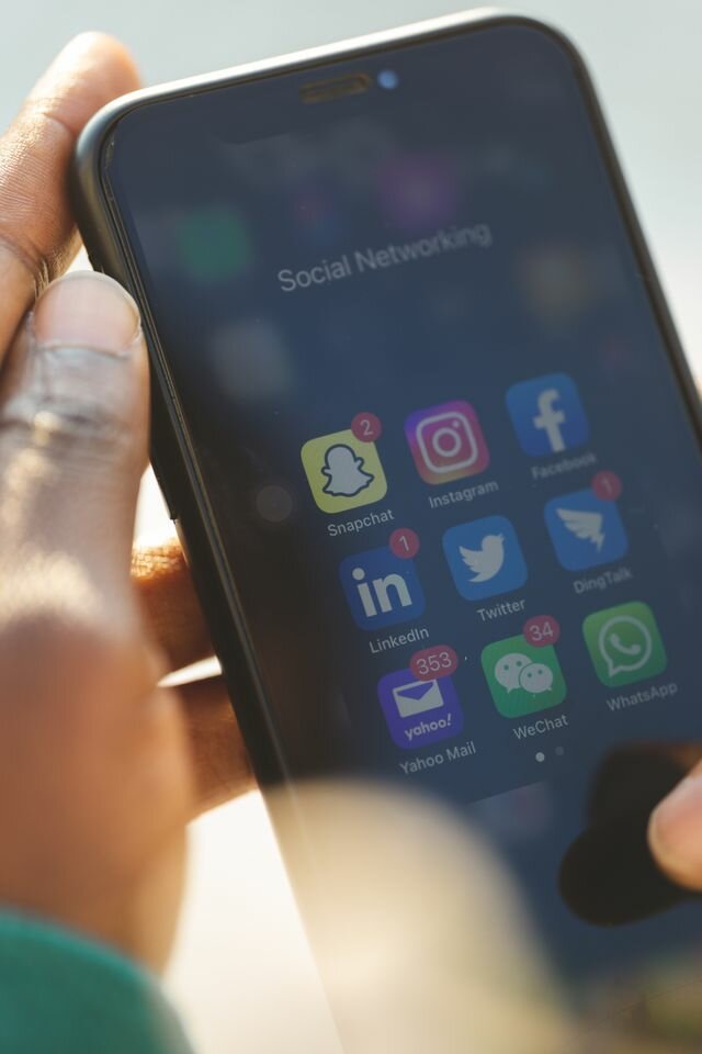 即時通訊軟體在工作場合中有許多應用情況，提高團隊協作、溝通效率和工作流程的整體效能。(圖片來源/pexels)