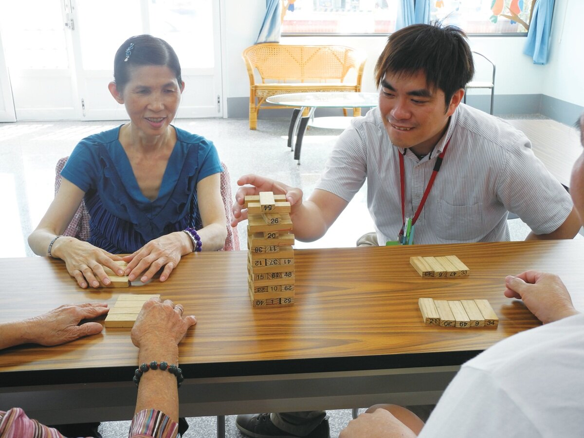 南台灣的大愛護理之家以多元管道招募人才，今年最特別的是納入更生人入職，未來期望長照向下扎根國、高中課程推廣，引導或啟發學生對長照的興趣及熱情。（圖片來源／大愛護理之家）