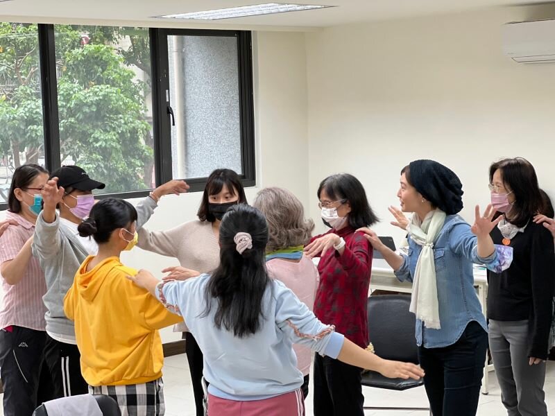 《翩翩》在蘭州斯文里都市更新諮詢駐地工作站二樓（蘭斯小聚場）排練照（圖片來源／水面劇場）