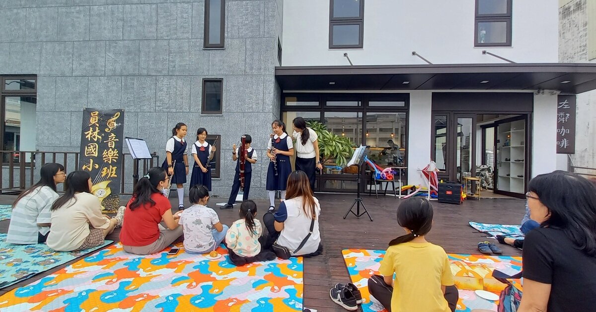 「左鄰咖啡館」店外百坪草地上舉辦熱鬧慶生活動，邀請員林國小音樂班演奏，老中青幼四代上百人齊聚一堂，氣氛融洽。（圖片來源／左鄰秀家人照顧咖啡館）