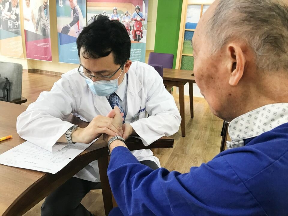 光田醫院醫師班底熟悉仁馨樂活園區長輩樣貌。（圖片來源／仁馨樂活園區）