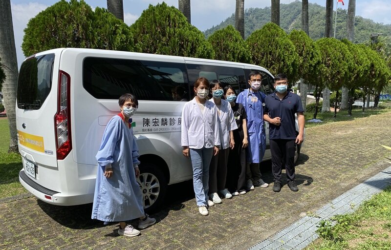 診所醫療團隊出車服務社區長輩。（圖片來源／陳宏麟）