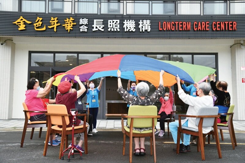 徐向謙提倡「大娛樂」結合「大健康」的創新想法，啟動「大娛樂計畫」，提供機構內長者眼、耳、鼻、舌、身、意等六識養生的全方位服務。（攝影／劉國泰）