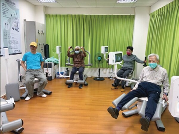 針對健康與亞健康，長照2.0推出鄰近社區的C據點或銀髮健身俱樂部，提供高齡者健身及生理量測的好去處，同時又能達到社交人際互動。（圖片來源／長生銀髮俱樂部）