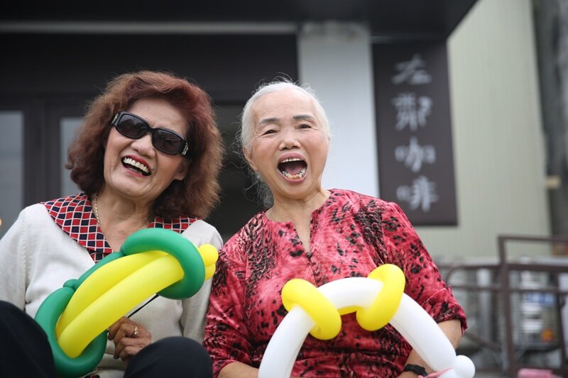 秀家人秉持提供全人、全家、全方位社區支持服務的信念，對個案有著家人般情感，團隊用心策劃協助圓夢。（圖片來源／左鄰秀家人照顧咖啡館）