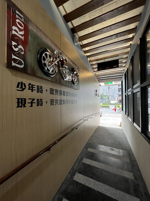 為了吸引老人家，門廊牆面上的「歐兜麥」圖案，喚起乘載他們的青春夢，大齡生活館的裝潢設計處處可見迎合男性長輩心意。（圖片來源／大齡生活館）