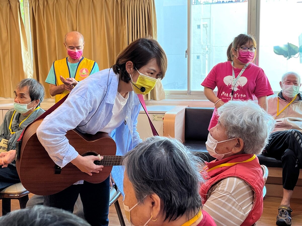 透過音樂輔療幫助長輩情緒穩定，活化長期記憶，愈來愈進步。 （圖片來源／賴香芸）