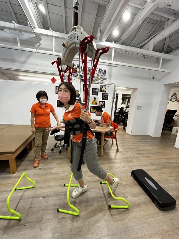 懸吊式輕量型移位機，有4條吊兜含固定吊環，結合軌道系統，長輩走路不怕跌倒。（圖片來源／強生寓所）