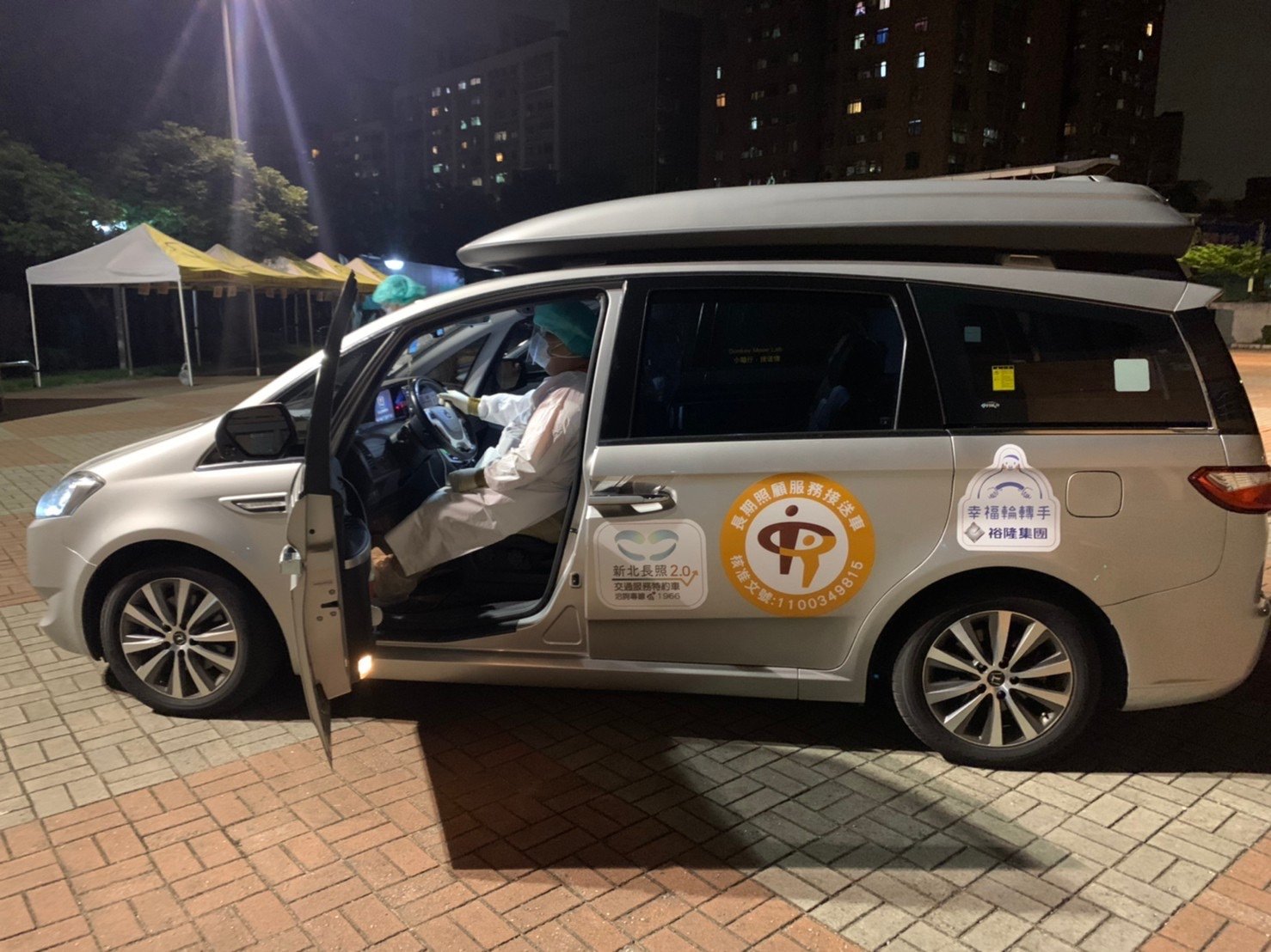 【侯勝宗專欄】暗黑疫情中的微光～新北長照交通轉型為抗疫車隊