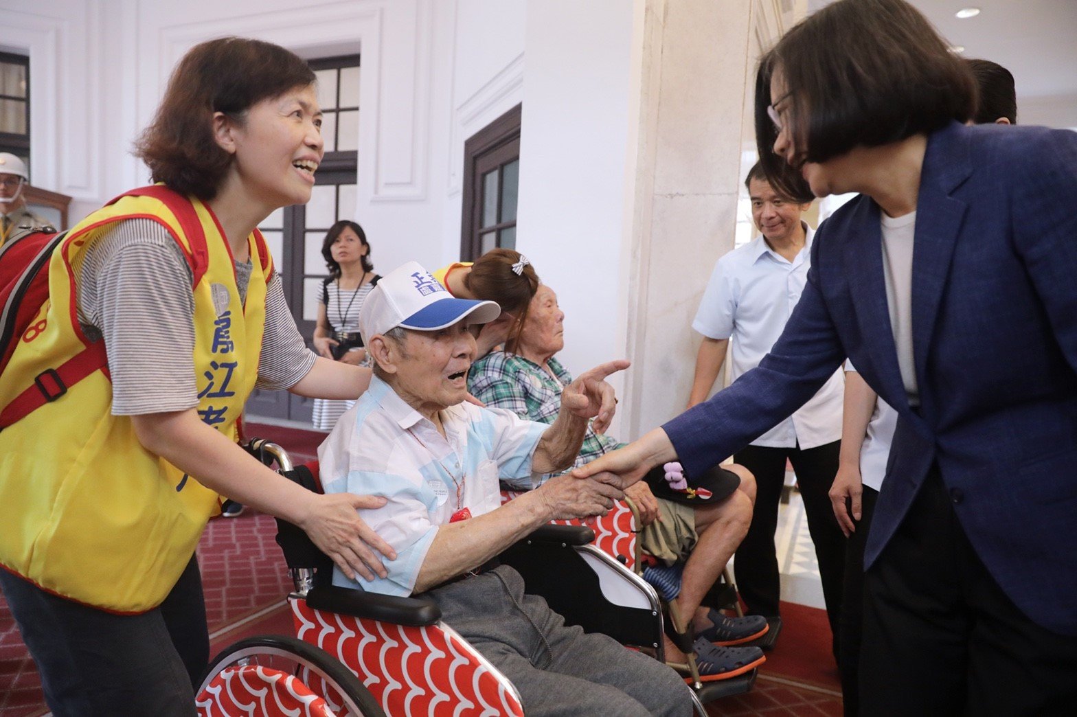 吳第明帶失智長輩遊總統府  顛覆長照機構刻版印象